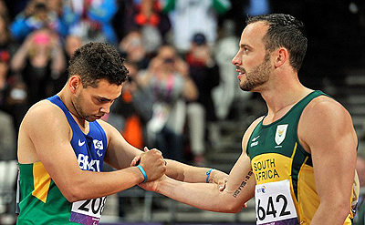 Oscar Pistorius (right) apologised for his comments about the length of Alan Oliveira's (left) blades. Net photo.