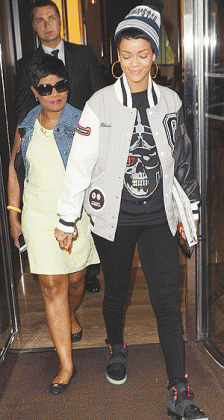 Rihanna says goodbye to the capital as she heads to the airport with her mother Monica.  Net photo.