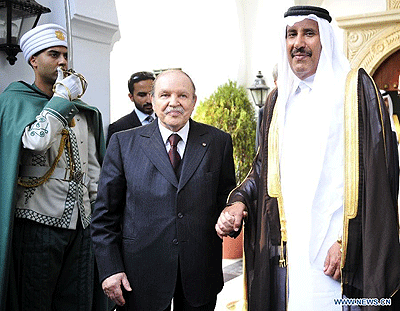 Algerian President Abdelaziz Bouteflika (C) meets with Qatari Prime Minister Sheikh Hamad bin  Jassim bin Jabr al-Thani (R) in Algiers. Net photo