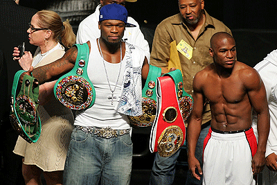 Rapper 50 Cent carrying Floyd Mayweather's belt into the  ring. Net photo.