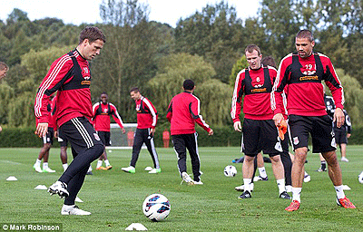 Michael Owen (L) wants to make his debut for Stoke this weekend against Manchester City. Net photo.