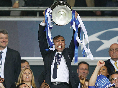 Chelsea manager Roberto Di Matteo shows off 'Big Ears' to the Munich crowd in May. Net photo.