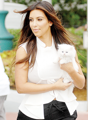 Kim Kardashian and Mercy in Miami Beach filming for her TV show. Net photo.