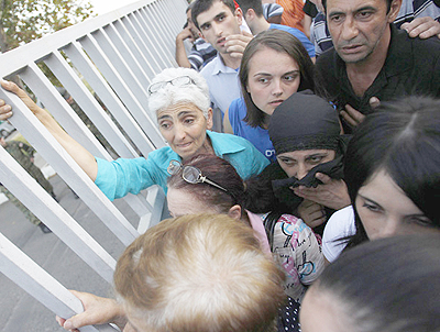 A few political leaders joined the protests, but called for calm ahead of the election on October 1. Net photo.