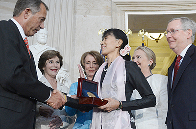 A US official said Obama would hold a private meeting with Suu Kyi at the White House. Net photo.