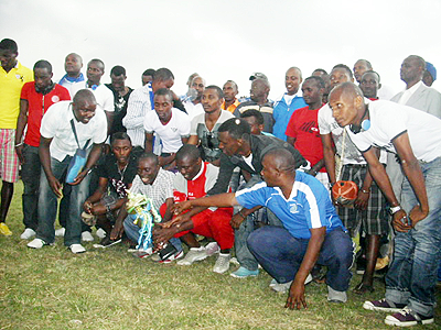 Rayon Sportu2019s players pose with the u2018Agaciro Devu2019t Fundu2019 trophy after their arrival in Nyanza. The New Times/JP Bucyensenge.