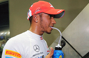 Lewis Hamilton surged to another pole in Singapore. Net photo.