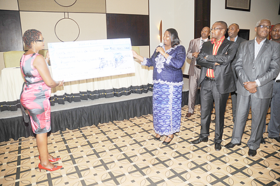 Members of the Private Sector Federation hand over a chaque worth Rwf 1000 million as part of Agaciro  Fund contribution. The New Times T. Kisambira.