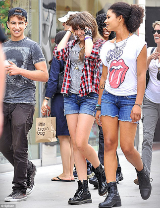 Fledgling romance. Paris Jackson (centre) enjoys a stroll with a handsome young man and other friends. Net photo