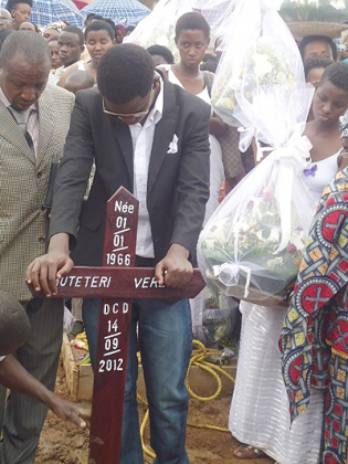 The grieving Melody at his motheru2019s burial. Net photo.