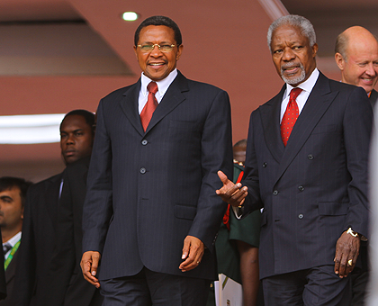 Tanzanian President Jakaya Kikwete and Kofi Anan at the African Green Revolution Forum  in Arusha. Net photo.