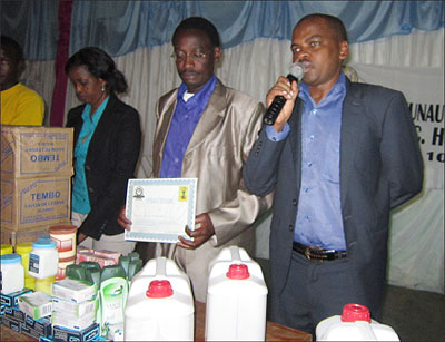 Steven Kalisa (R) with the winner of the 'Savoir Plus' competition (centre). The New Times / JP Bucyensenge