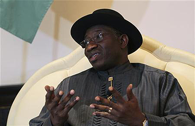 Nigerian President Goodluck Jonathan gestures during an interview in the past. Net photo.