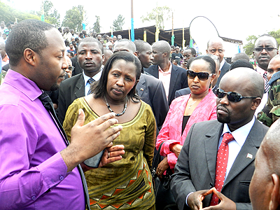 Dieudonne Nteziyaremye, Head of a youth cooperative in Eastern Province, explains to Minister Nsengimana (R), Governor Uwamariya (2nd left) and the Youth Ministry PS Rosemary Mbabazi. The New Times / Stephen Rwembeho.