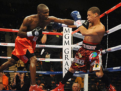 Orlando Cruz, right, of Puerto Rico, pictured during a fight in Las Vegas with Cornelius Lock of the US. Net photo.