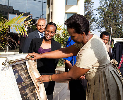 Mrs Kagame unveils the plaque at the event of opening the Kigali public library. All photos / Timothy Kisambira.