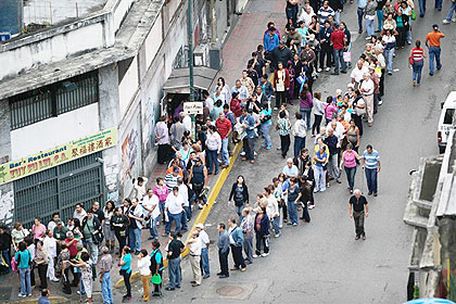 People line up to vote in the presidential election in Caracas, Venezuela, on Sunday. Net photo.