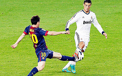 Lionel Messi and Cristiano Ronaldo lead the Spanish league with eight goals each. Net photo.