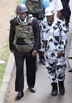 General Bruno Dogbo Ble (L), former commander of the Republican Guard under the regime of former President Laurent Gbagbo, is escorted to his trial in Abidjan October 2, 2012. Net photo.