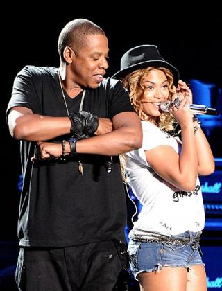 Beyonce distracts Jay-Z on stage. Net photo