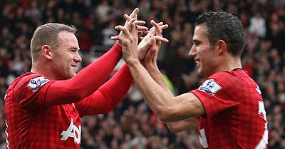 Wayne Rooney and Van Persie celebrate Manchester United's win over Stoke on Saturday. Net photo.
