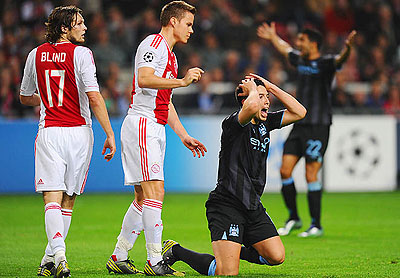 Samir Nasir (right) and Manchester City are last in Group D with one point from three group matches. Net photo.
