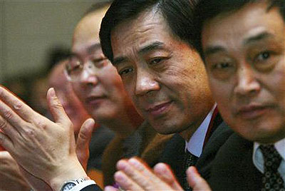 Bo Xilai (2nd R), then Governor of Liaoning Province, pauses at the China Entrepreneur Annual Meeting 2003 in Beijing. Net photo.