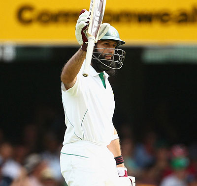 Amla took the attack to Australia and reached his fifty off 108 balls. Net photo.