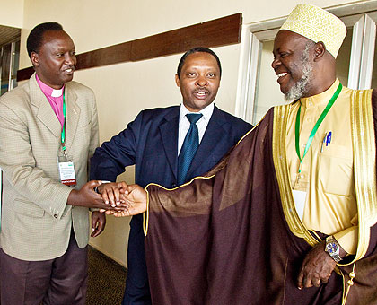 Prof. Anastase Shyaka, CEO, Rwanda Governance Board (C) introducing Bishop Alex Birindabagabo (L) to  Mufti of Uganda Sheikh Shaban Mubajje. The New Times / T. Kisambira.