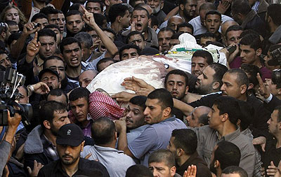 Palestinian mourners carry the body of Hamasu2019 top military commander Ahmed Jabari, killed in an Israeli strike on Wednesday, during his funeral in Gaza City. / Net photo