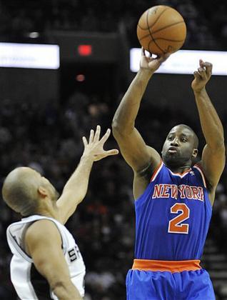 New York Knicks' Raymond Felton, right, shoots over San Antonio Spurs' Tony Parker during the second half. Net photo.