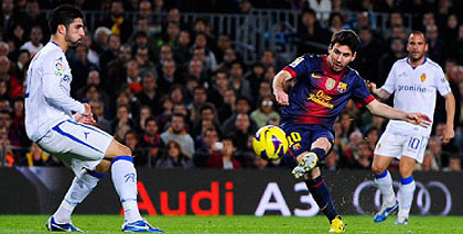 Lionel Messi scores the third goal. Net photo.