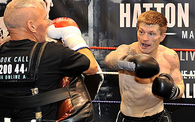 Ricky Hutton (right) return to action on Saturday for the first time since a knockout by Manny Pacqiao in 2009. Net photo.