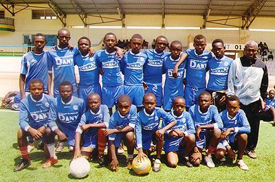 Coach Vigule (extreme right) pose for a group with his young players of Tam Tam team. The Sunday Sport / Courtesy.