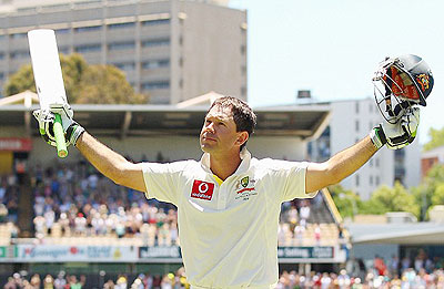 Ricky Ponting salutes the crowd at the WACA after his final international innings. Net photo.