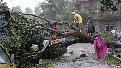 The BBCu2019s Kate McGeown, in Manila, said the storm so far had not caused the destruction expected. Net photo.