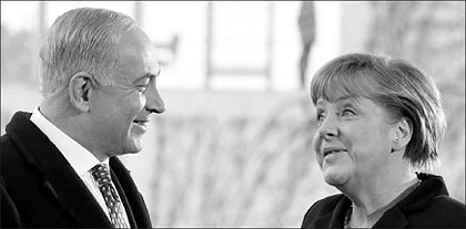 German Chancellor Angela Merkel (R)  welcomes the Prime Minister of Israel, Benjamin Netanyahu, in front of the chancellery in Berlin, Germany, Thursday, Dec. 6, 2012. It was supposed to be an amicable meeting between close friends. Net photo. 