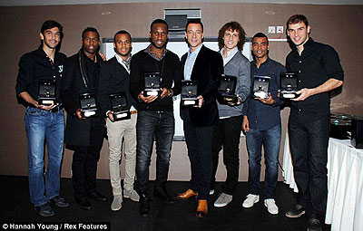 (L-R) Ferreria, Sturridge, Ryan Bertrand, Drogba, Terry, Luiz, Cole and Ivanovic pose with their rings. Net photo.