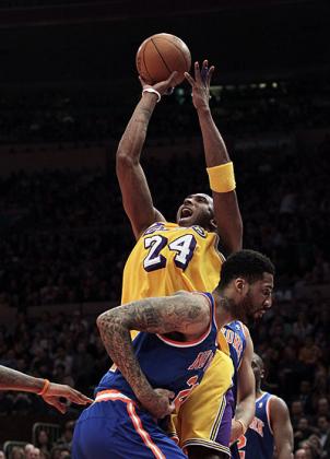 Kobe Bryant of the Los Angeles Lakers reacts to a score against the New Orleans Hornets. Net photo.