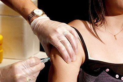 Receiving an HPV vaccination combats cervical cancer. Net photo.
