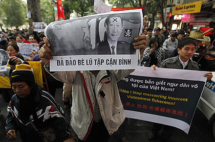Protesters rally in Hanoi. Net photo.