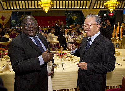 Chinese State Councilor Dai Bingguo (R) talks with Nolana Ta-Ama, dean of the Diplomatic Corps and Togo's ambassador to China, during a New Year Reception in Beijing,  Dec. 10. Net photo.