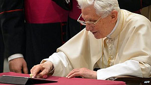 The Pope was shown pressing a button on an iPad tablet. Net / photo