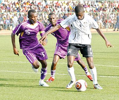APR striker Barnabe Mubumbyi tries to dribble past Vitalu2019o pair of Idi Jumapili and Jean Marie Girukwishaka yesterday at Stade de Kigali. The Sunday Times/Plaisir Muzogeye.
