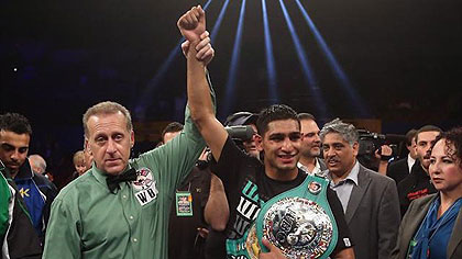 Amir Khan (R) of Great Britain poses with referee Jack Reiss following his Vacant WBC Silver Super Lightweight title fight victory over Carlos Molina at Los Angeles Sports Arena. Net photo.