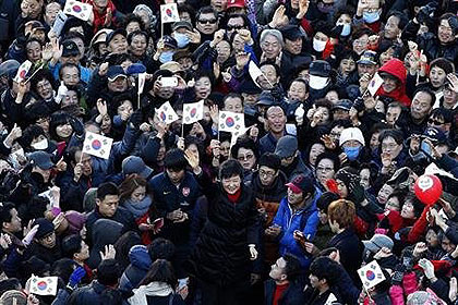 South Korea's presidential candidate Park Geun-hye (bottom C) of conservative and right wing ruling Saenuri Party waves to supporters during an election campaign rally in front of a railway station in Busan, about 420 km (261 miles) southeast of Seoul, December 18, 2012. Net photo
