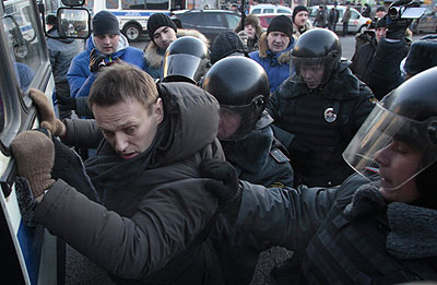 In this Saturday, Dec. 15, 2012 file photo police officers detain opposition leader Alexei Navalny during an unauthorized rally in Lubyanka Square in Moscow. Navalny, who helped organized the largest anti-Kremlin rallies in Russia's post-Soviet history, was charged with fraud and money-laundering Thursday. Net photo.