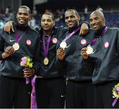 United Statesu2019 (L-R) Kevin Durant, Carmelo Anthony, LeBron James and Kobe Bryant celebrate the menu2019s gold medal basketball game at the 2012 Summer Olympics in London. Net photo.