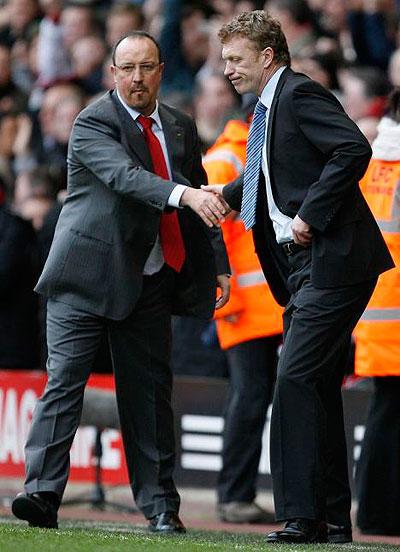 David Moyes (R) promised Rafa Benitez (L) a warm welcome to the dug-out but was less sure of the reception awaiting him from irate Everton fans when Chelsea visit Goodison Park. Net photo.