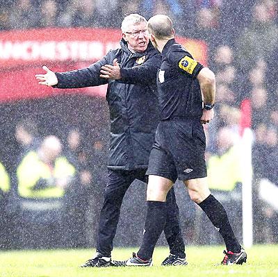 Sir Alex Ferguson remonstrates with referee Mike Dean. Net photo.